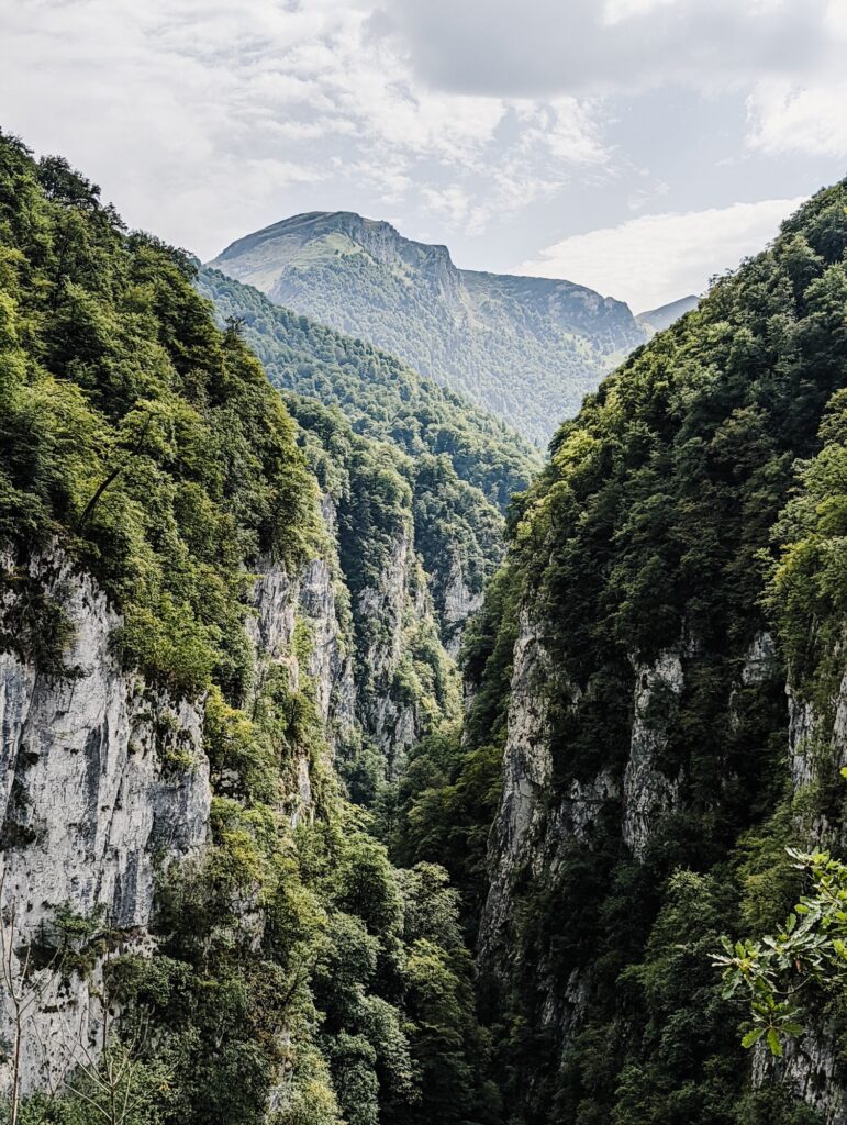 vue sur les gorges en contre bas et le canyon d'Olhadubi